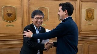 Ha-Joon Chang junto a Wado de Pedro.&nbsp;