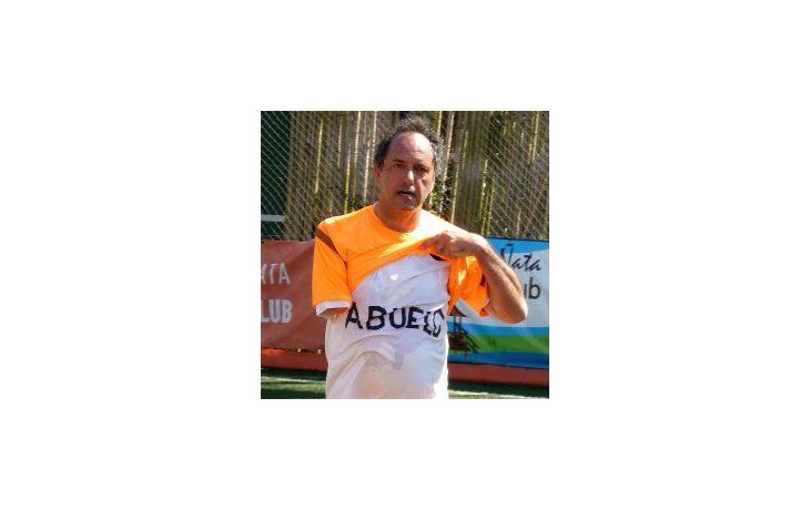 Scioli se levantó la camiseta naranja y debajo mostró ante las cámaras una remera blanca que en el pecho llevaba escrito con fibrón: Abuelo.