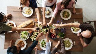 Con Ualá no tendrás que pagar de más para compartir una comida con amigos.