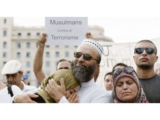 Testimonio. Miembros de la colectividad musulmana de Barcelona se manifestaron ayer contra el extremismo en la Plaza de Catalunya.