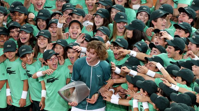 El tenista ruso Andrei Rublev es abrazado por todos los alcanzapelotas en la Caja Mágica de Madrid, donde alzó su segundo Masters 1000 en su carrera.