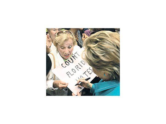 Hillary Clinton autografía un cartel que reclama: «Cuenten los votos de Florida ». Sus chances de seguir en la carrera presidencial dependen de que el Partido Demócrata levante la sanción que pesa contra su filial en ese estado.
