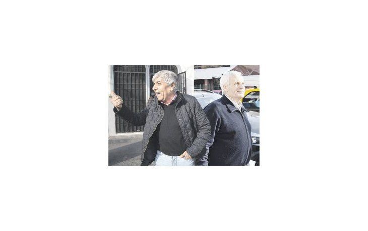 Aprontes. Hugo Moyano sale del encuentro escudado por Antonio Caló. Junto con el sector de Barrionuevo preparan un documento crítico al Gobierno. Deslizaron partes del texto como presión por fondos para obras sociales.