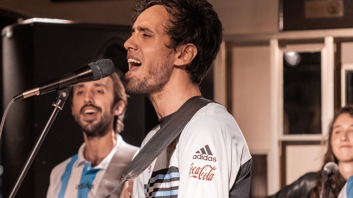 It was a promise of River, played in the national team with Agüero, retired at 27 and today is dedicated to music