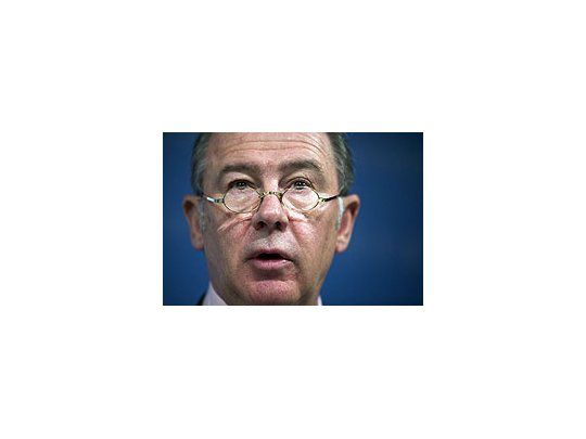 El titular del FMI, Rodrigo De Rato instó a los bancos centrales a vigilar tensiones inflacionarias.