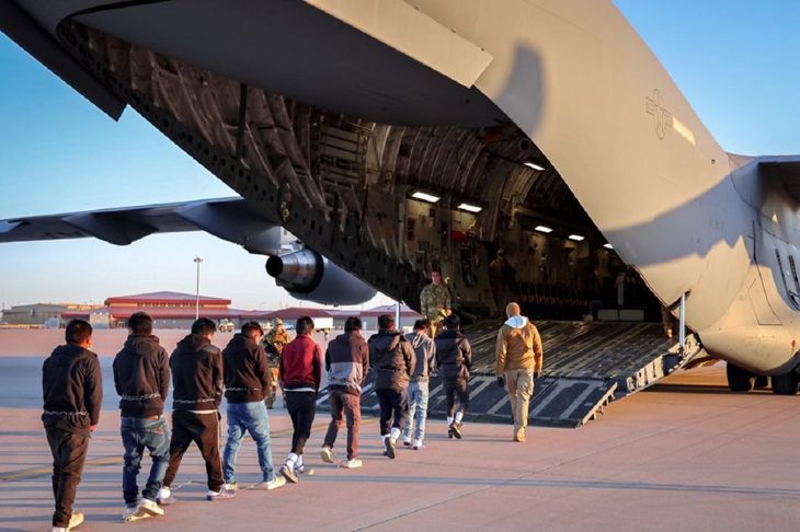 Immigrants who decide to leave on their own must register through an official app to access money and avoid arrests for ICE. Immigrants who decide to leave on their own must register through an official app to access money and avoid arrests for ICE.