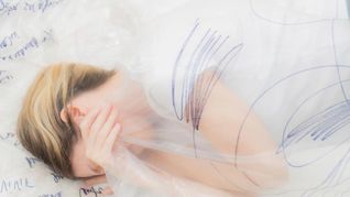 Un recorrido de nueve pulsos y respiraciones donde el cuerpo y la palabra se anudan. La artista visual y psicóloga invita a una contemplación despojada de la urgencia contemporánea, rescatando la belleza de lo que está por desaparecer. Un recorrido de nueve pulsos y respiraciones donde el cuerpo y la palabra se anudan. La artista visual y psicóloga invita a una contemplación despojada de la urgencia contemporánea, rescatando la belleza de lo que está por desaparecer.