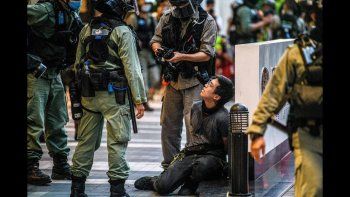 Casi 400 manifestantes fueron detenidos en Hong Kong en el debut de la ley de seguridad nacional el mi&eacute;rcoles.