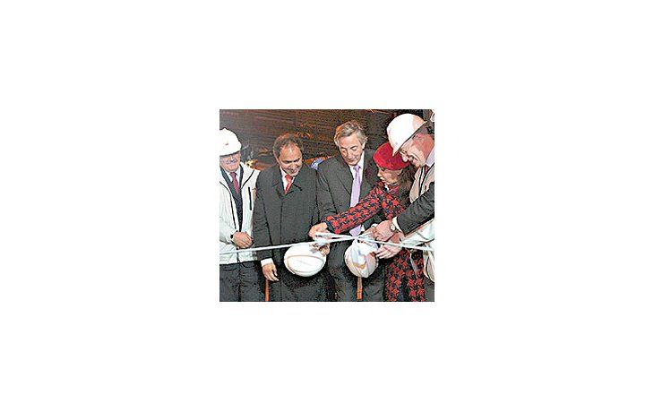 ámbito.com | Luis Betnaza (Techint), Daniel Scioli, Néstor y CristinaKirchner y Paolo Rocca cortan las cintas del Alto Horno 2«Evita» en la que fue la planta de SOMISA.