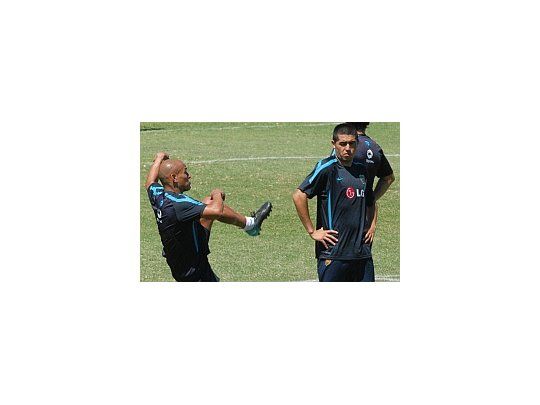 Uno en duda, Clemente Rodríguez; y el otro esperando el alta médica para jugar: Juan Román Riquelme.