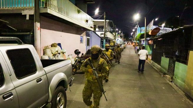 El gobierno de Bukele había sacado a la calle a los militares para tareas conjuntas con la policía antes de la aprobación del estado de sitio.