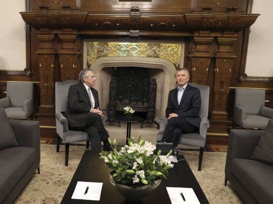 Mauricio Macri y Alberto Fernández durante la reunión que mantuvieron un día después de las elecciones generales, con el objetivo de coordinar el traspaso de mando.
