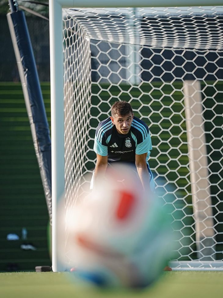 El Dibu había sufrido una fractura en el dedo anular de su mano derecha en la final de la Europa League con Aston Villa el 20 de mayo pasado. El Dibu había sufrido una fractura en el dedo anular de su mano derecha en la final de la Europa League con Aston Villa el 20 de mayo pasado.