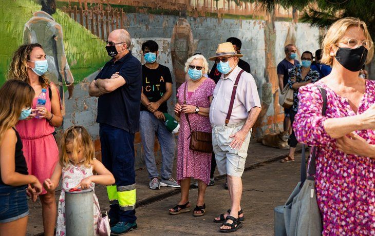Vecinos del barrio de Besòs i Maresme hacen fila este lunes para realizarse un test PCR en Barcelona. Es la primera vez que se realizan cribados masivos dentro de la ciudad.