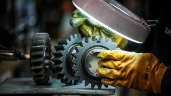 la industria acentuo caida en marzo: se contrajo 13,6%, segun la uia