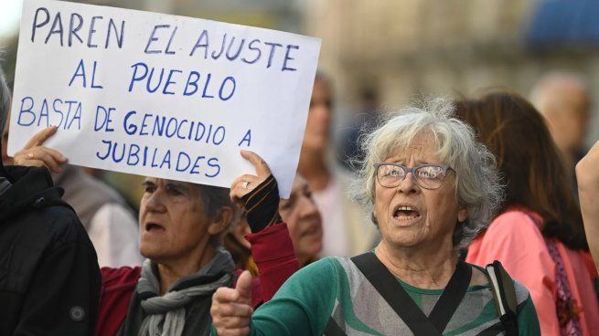 Los jubilados marcharon contra el veto a la reforma previsional. 