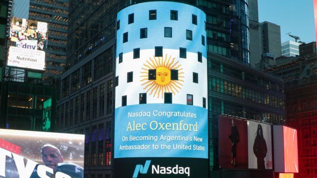 La bandera argentina flameó en Times Square, Nueva York, para felicitar a un futuro funcionario de Javier Milei.