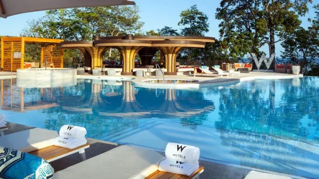 El lujoso hotel se encuentra en medio de la vegetación de una isla paradisíaca.