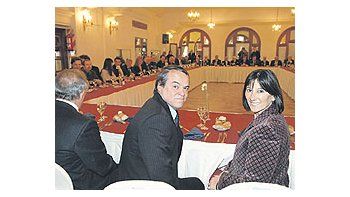 FelisaMiceli y elvicepresidentede laCGE,NéstorCastro,durante unalmuerzoen el quese celebróel Día de laIndustria.