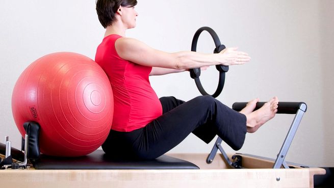 Hacer pilates contribuye al aumento de la flexibilidad corporal y de fuerza muscular.