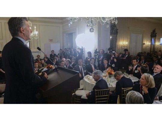 Durante un almuerzo el Presidente señaló que necesitamos saber quién lo hizo. El mandatario consideró que el esclarecimiento de la muerte del fiscal es vital porque tiene que ver también con aportar claridad a nuestro futuro.