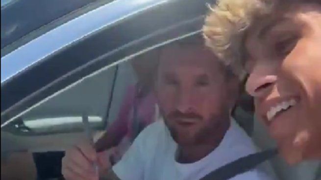 La divertida reacción de Lionel Messi al firmar la figurita del Mundial 2026 que le dio un fanático.