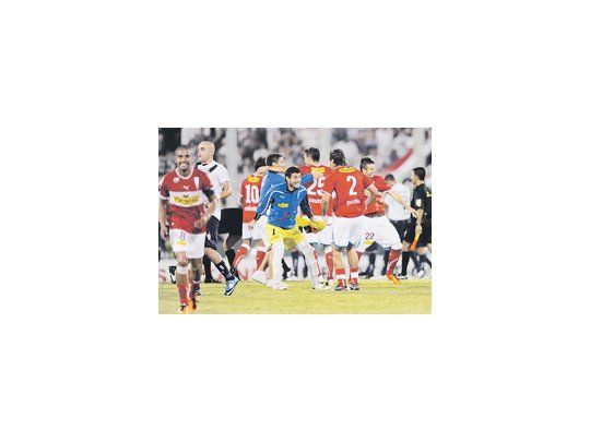 El festejo de los jugadores de la Católica tras el gol del triunfo marcado por Federico Pizarro. La cara de Silva es el reflejo de la decepción de todo Vélez.