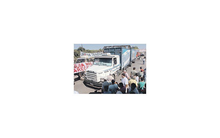 ámbito.com | Productores del interior del país están dispuestos a sostener los piquetes y las protestas. La reacción contra la suba de retenciones motivó en Córdoba críticas contra el senador nacional Roberto Urquía, que apoyó el nuevo esquema de derechos de exportaci
