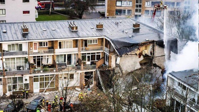 Los bomberos trabajan para encontrar más personas entre los escombros.