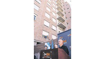 ámbito.com | Jorge Telerman, ayer,durante la entrega deviviendas, junto alministro Juan PabloSchiavi, en una estamparespecto de la cual susasesores le aconsejanabandone la estética decamisas oscuras y tomasfotográficas desde abajoque recuerdan otro