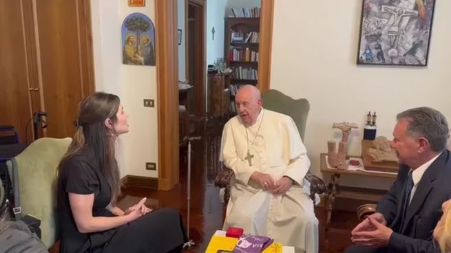 El Papa, reunido con una víctima de Astiz.