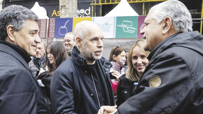 Feria. Horacio Rodríguez Larreta, Jorge Macri y Ricardo López Murphy recorrieron y comieron en la feria patriótica que la Ciudad montó en la Avenida de Mayo.
