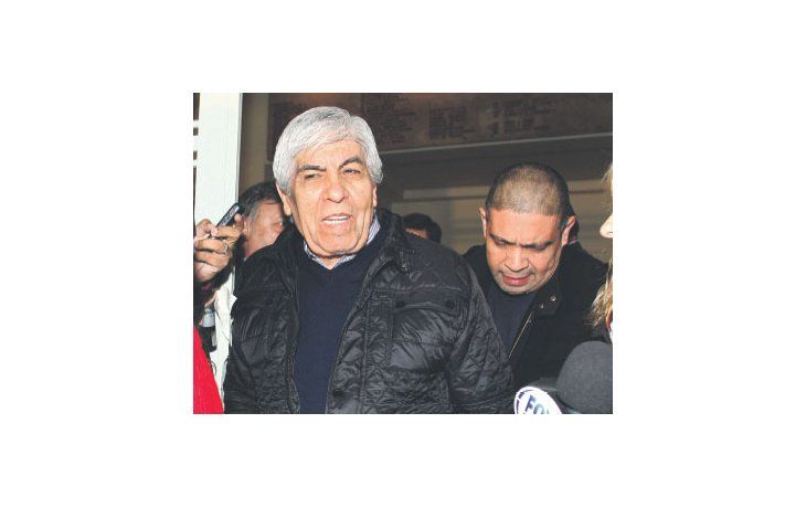 ámbito.com | El presidente de Independiente, Hugo Moyano, dijo a la salida de la reunión del Comité Ejecutivo que la AFA hace dos años que está intervenida por Angelici y Lammens.