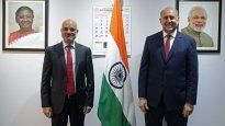 El embajador de la India en Argentina, Dinesh Bhatia y gobernador santafesino, Omar Perotti.&nbsp;