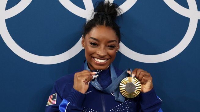 La cabra de la cabra. Simone Biles muestra su medalla dorada y su colgante con el animal que representa al mejor de todos los tiempos.&nbsp;