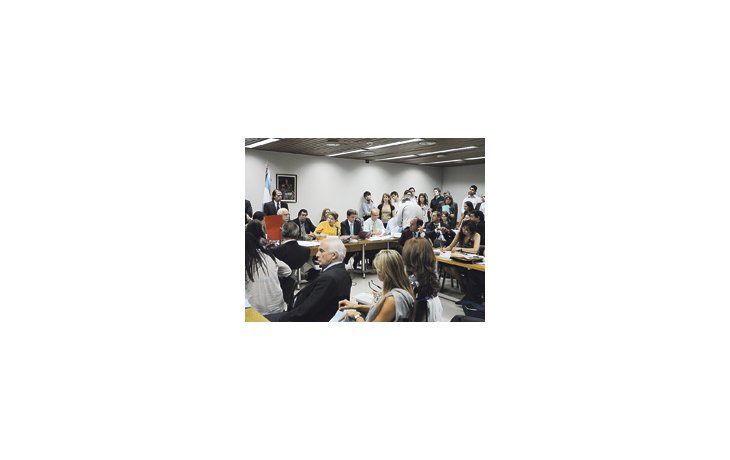 ámbito.com | Graciela Camaño y Alfonso Prat Gay encabezaron el plenario de comisiones contra el DNU que crea el Fondo de Desendeudamiento. El Peronismo sin Patrón y la Coalición Cívica buscan despabilar al Congreso.