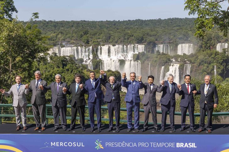 La cumbre del Mercosur tuvo asistencia perfecta en Foz de Iguazú, con el acuerdo con la Unión Europea como uno de los temas centrales de discusión. La cumbre del Mercosur tuvo asistencia perfecta en Foz de Iguazú, con el acuerdo con la Unión Europea como uno de los temas centrales de discusión.