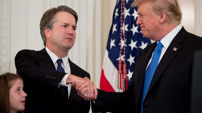 Brett Kavanaugh saluda a Donald Trump el día de su designación como juez de la Corte Suprema de Estados Unidos.