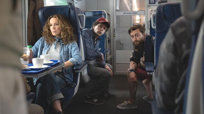 Jesse Eisenberg dirige una película que combina memoria, humor y trauma en un viaje familiar lleno de emociones y revelaciones.