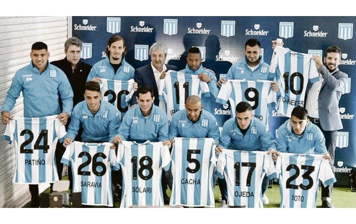 Caras nuevas. Los nueve refuerzos de Racing (después se cerró lo de García) fueron presentados ayer en  el estadio del club de Avellaneda.