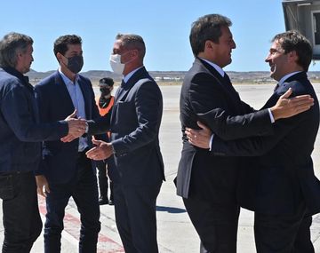 Máximo Kirchner, Wado de Pedro y Sergio Massa fueron recibidos por el gobernador Mariano Arcioni y el intendente de Comodoro Rivadavia, Juan Pablo Luque. 