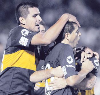 Juan Román Riquelme festeja con Lucas Viatri. Boca ganó sus dos partidos de visitante y perdió los dos que jugó  en la Bombonera. Suma seis puntos, uno menos que Nacional y dos más que Toluca, en un grupo abierto.