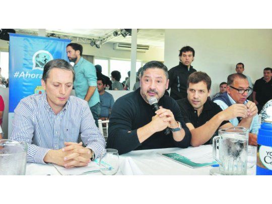 Intendentes. Gustavo Menéndez (presidente), Fernando Gray (vice 1°) y Juan Pablo de Jesús (sec. gral) encabezaron el plenario del peronismo postkirchnerista en San Bernardo. El sector de Cristina no asistió a la cumbre.