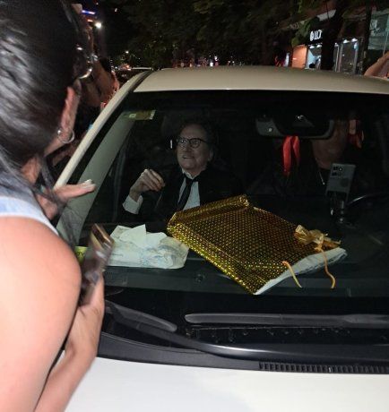 Charly García turns 74: a vigil at the doors of his house and a ritual greeting for a living myth