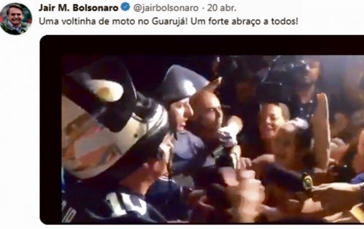 En infracción. Jair Bolsonaro violó las normas de tránsito al manejar una moto en una playa de San Pablo, de acuerdo con especialistas. Conducir sin el casco colocado correctamente es una infracción gravísima, penada con la quita del registro de conductor, explicó Maurizi Ianuzzi, que fue director de la oficina de legislación de tránsito de la Orden de Abogados de Brasil. Bolsonaro realizó un paseo en moto este fin de semana en el balneario Guarujá y subió la foto a su cuenta de Twitter. En ella se ve cómo se levantó el casco mientras se desplazaba.