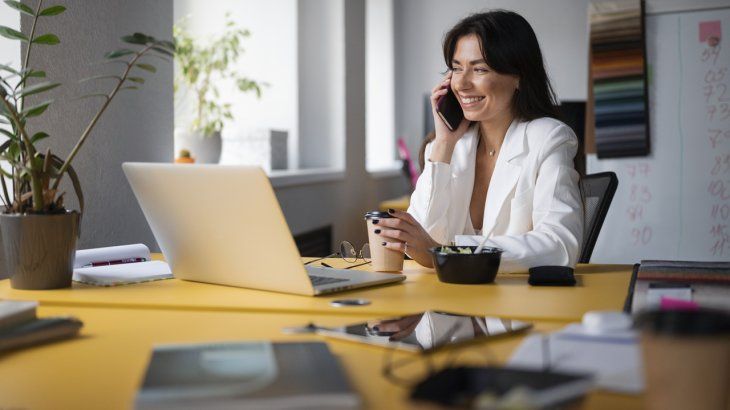 Las horas de trabajo en la oficina se hacen menos pesadas con una buena silla ergonómica.