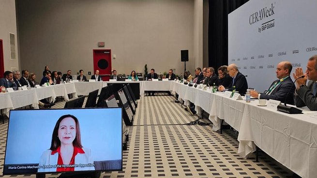 María Corina Machado presentó su plan en la CERAWeek 2025, el foro energético más influyente del mundo celebrado en Houston, donde Venezuela buscó reposicionarse en la agenda global tras décadas de declive productivo.
