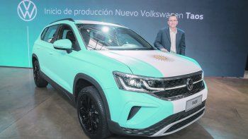 IMPACTO. El presidente de Volkswagen, Thomas Owsianski, junto al Taos de producción nacional.&nbsp;