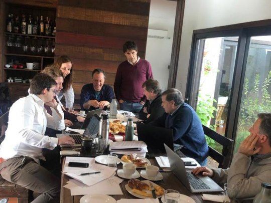 &nbsp;El designado ministro de Economía, Hernán Lacunza, mantuvo una intensa actividad en su casa de Tigre. En un desayuno reunió a los miembros de su equipo económico, integrado por Damián Bonari (su reemplazante en la Provincia), Sebastián Katz, Milagros Gismoni y Pedro Rabasa, entre otros.