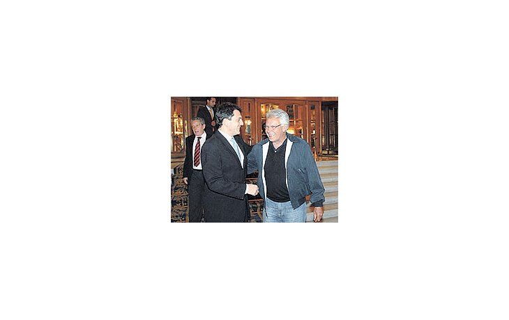 ámbito.com | El ex presidente del gobierno de España Felipe González se sacó fotos ayer con SergioMassa, que quiso explicarle su agenda como jefe de Gabinete y no hablarle de Aerolíneas.A la izquierda, el embajador de España, Rafael Estrella. Todos en el Alvear.